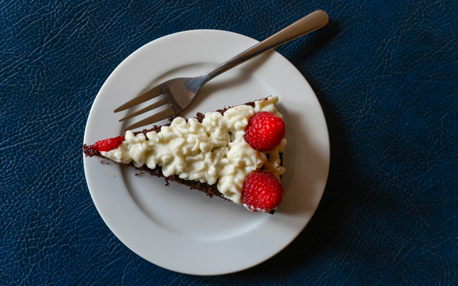 Chokladtårta med vispgrädde och hallon