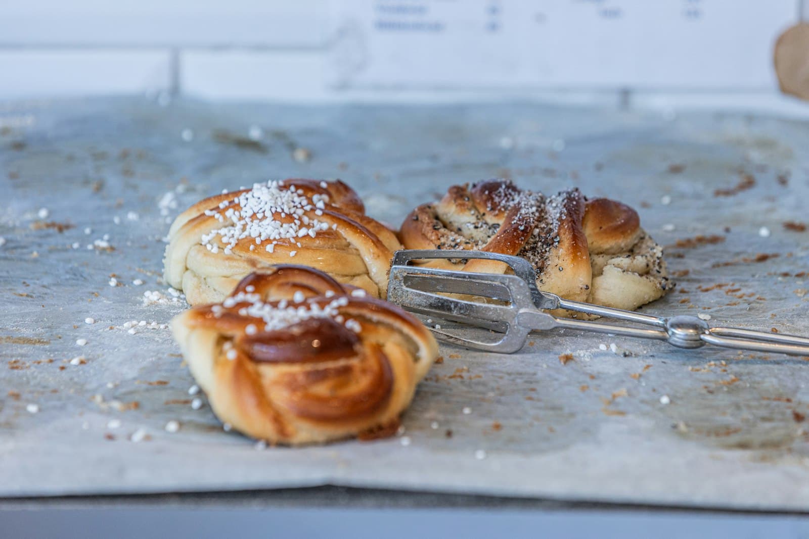 Nybakade kanelbullar med pärlsocker